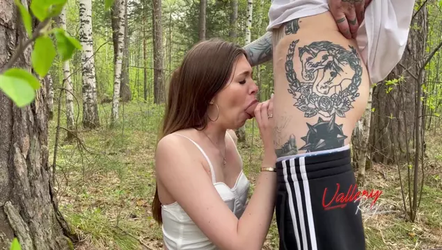 Ik haalde de jonge studente in en neukte haar in haar mond in het bos op weg naar huis