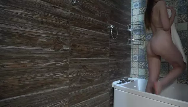 Passionele seks van jong stel in de badkamer, ongecensureerd