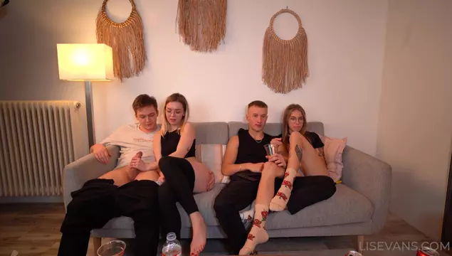 We neuken naast onze vrienden die geboeid tv kijken
