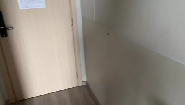 Jonge Russische slet riskeert alles en zuigt een jongen af in de sportschool