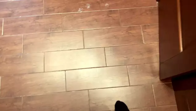 Vrouw van mijn vriend zuigt mijn pik terwijl haar man aan tafel wacht