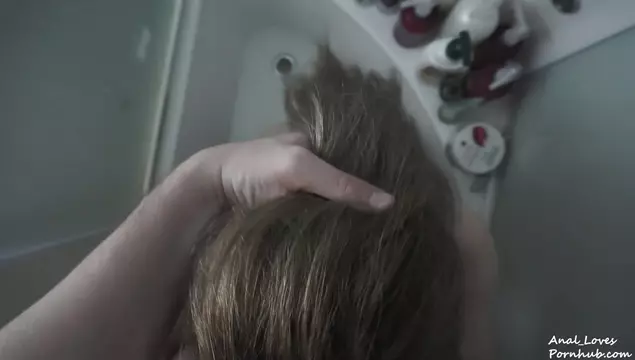 Kwam op haar gezicht tijdens een natte pijpbeurt onder de douche