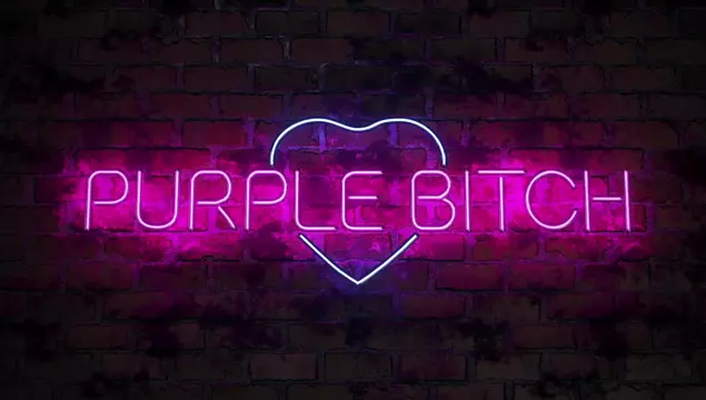 Twee sexy cosplaymeiden neuken elkaar met een rubberen strap-on
