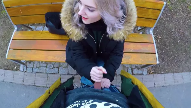 Porno-pickup voor geld in een openbaar park met een hete meid