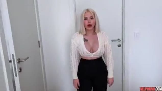 Russische blonde buurvrouw met grote tieten houdt van neuken