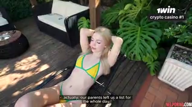 Russische blondine in bikini in de achtertuin zegt geen nee tegen POV-seks