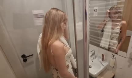 Paar neukt elkaar in de badkamer in POV-porno