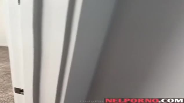 Sexy blondine spreidt erotisch haar benen