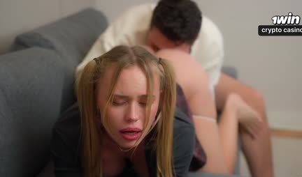 Russisch meisje met grote tieten beleeft een intense orgasme tijdens huiselijke seks met een baardman