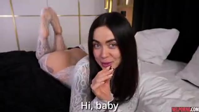 Russische brunette laat haar grote kont zien aan een jongen en spreidt haar benen in kousen voor vaginale seks