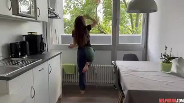 Brunette met grote kont pijpt een jongen in de keuken en springt op de pik van de buurman