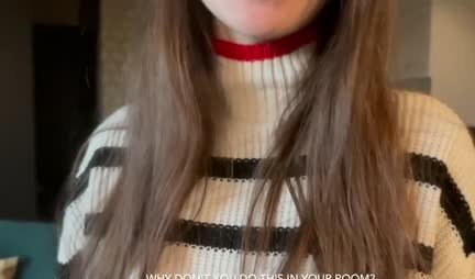 Met haar grote kont verleidt het meisje haar vriend tot hete seks