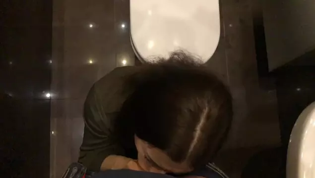 Ze had heel erge honger maar had geen geld, dus moest ze pijpen in het toilet