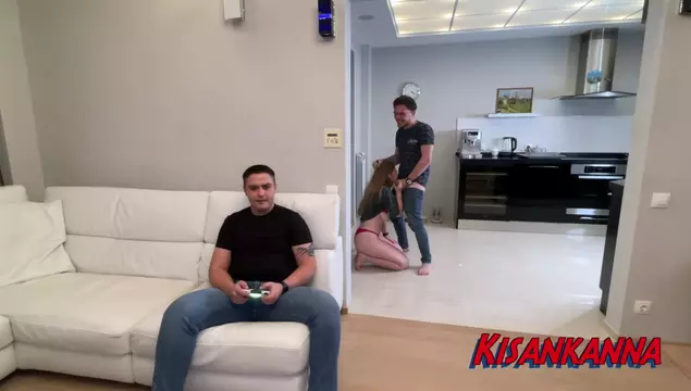 Ik neukte de vrouw van mijn vriend terwijl die cuck op de gameconsole zat! We werden betrapt!