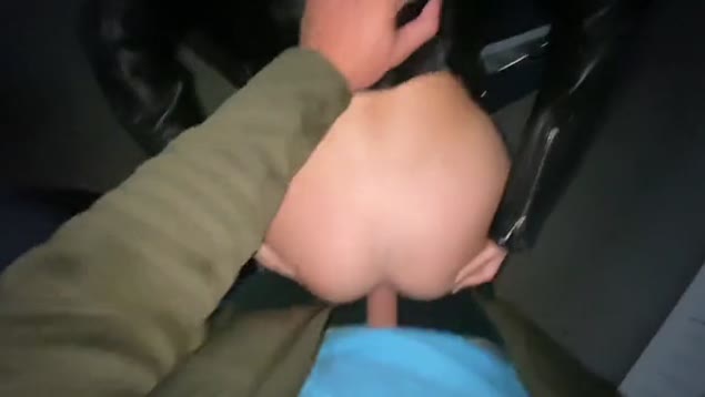 De vrouw van de buurman zat vast in de garage en werd in haar kut geneukt