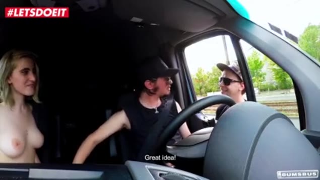 Petite blondine kleedt zich uit en pijpt de pick-up artist in de bus