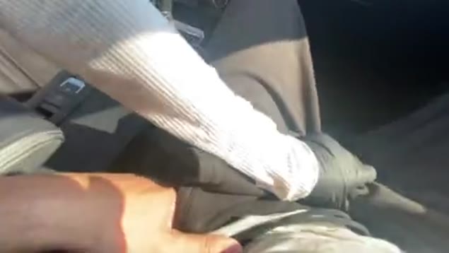 Opwindende striptease achter het stuur en hete handjob