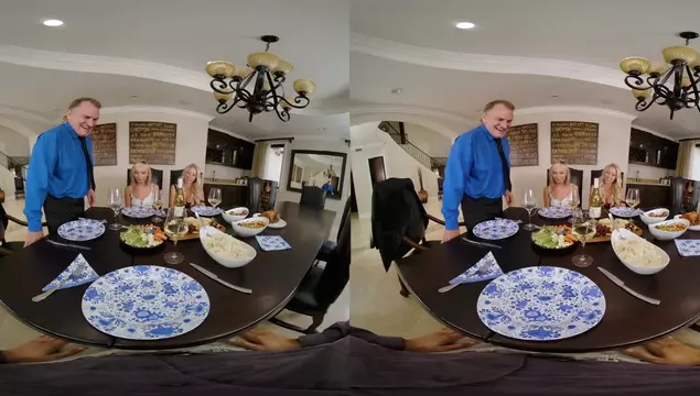 VR-porno van jonge blondine met creampie in roze kutje
