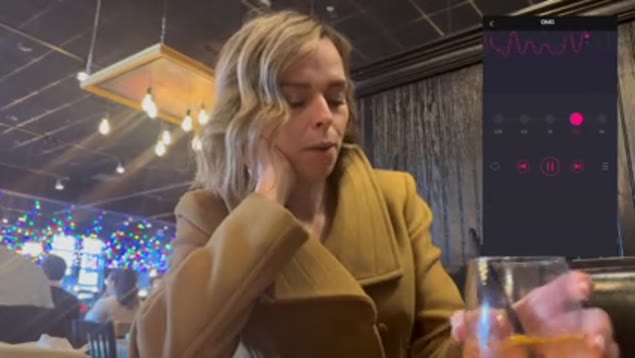 Ik hou me met moeite in in het restaurant om niet klaar te komen door de afstandsbedieningvibrator in mijn kut