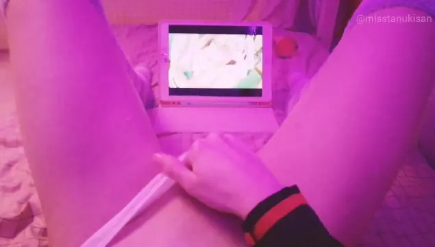Jong meisje kijkt anime-porno en streelt haar natte kutje